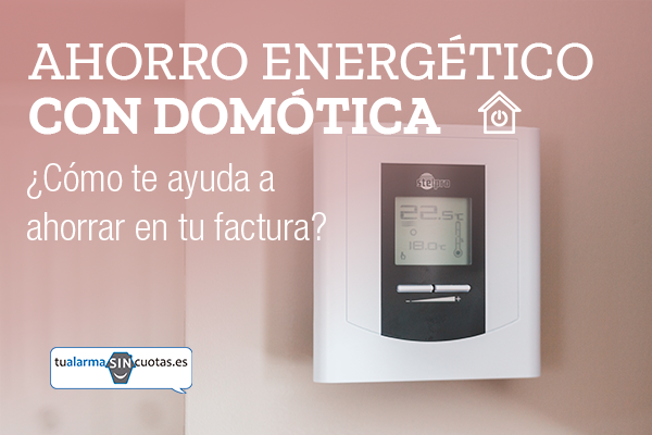 Termostato de una casa con el texto "Ahorro energético con domótica"